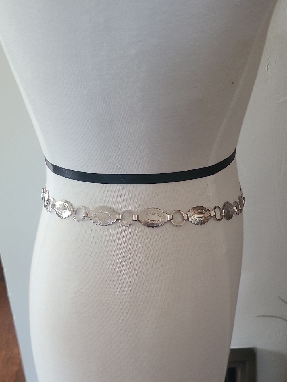 Western Style Concho Silver Tone Belt - Picture 5 of 8